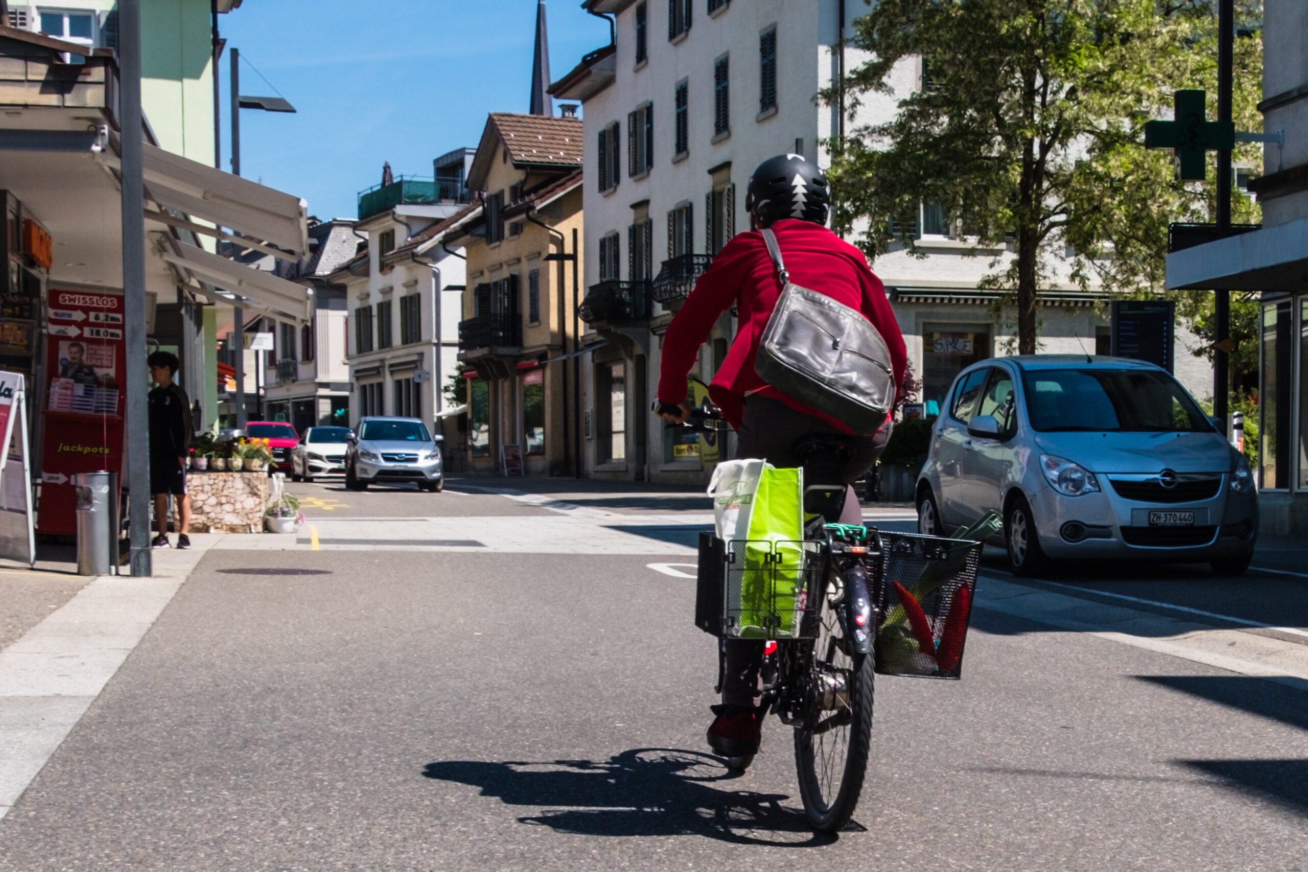 Mit em Velo ist Dorf